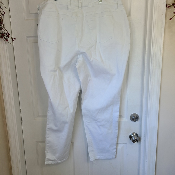 Jeanology Collection Woman's Cropped Capri's, Size: 24W Color: White - Picture 12 of 13